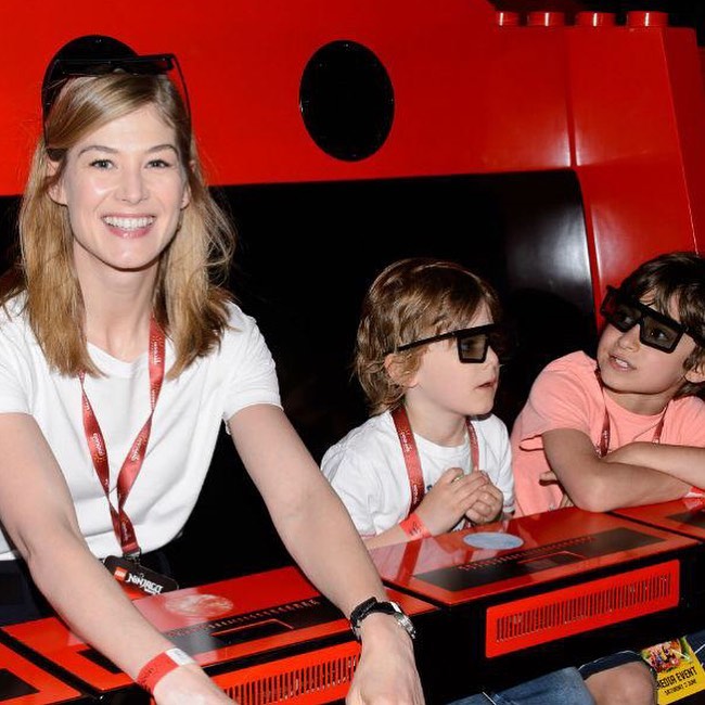 Rosamund_Pike_wife_of_Robie_Uniacke_with_Their_Two_Sons